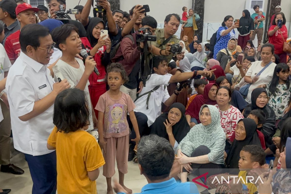 Pramono Anung tinjau lokasi pengungsian banjir di GOR Otista Jaktim