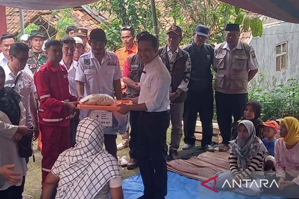 PMI Cianjur distribusikan bantuan untuk 15 KK korban pergeseran tanah