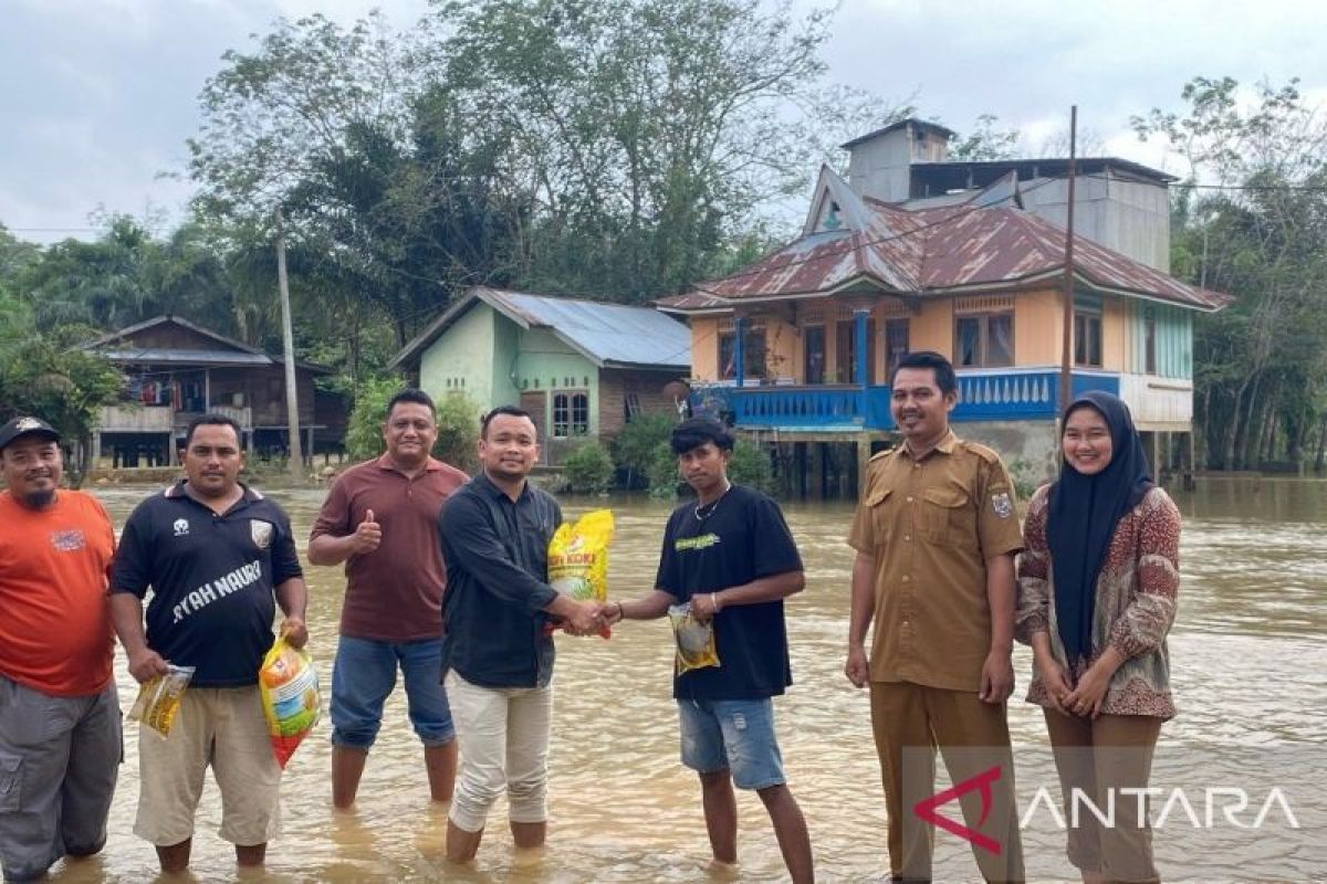 PT Rimba Peranap Indah dan PT Rimba Lazuardi salurkan bantuan banjir