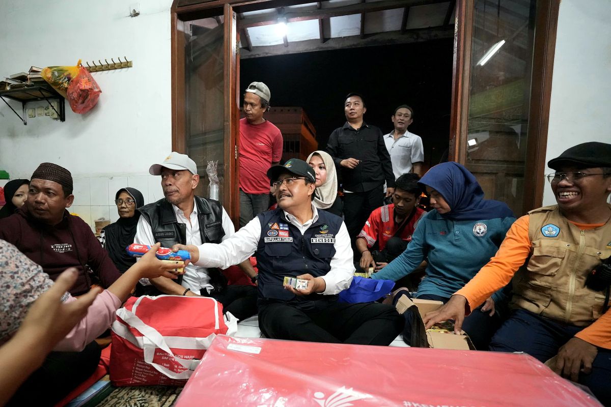 Minister Yusuf greets flood victims at two locations in East Jakarta