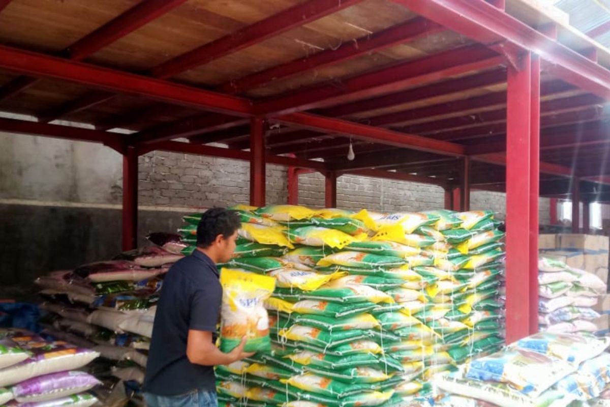 Bulog pastikan Stok beras di Seram Bagian Timur cukup selama Ramadhan 2025