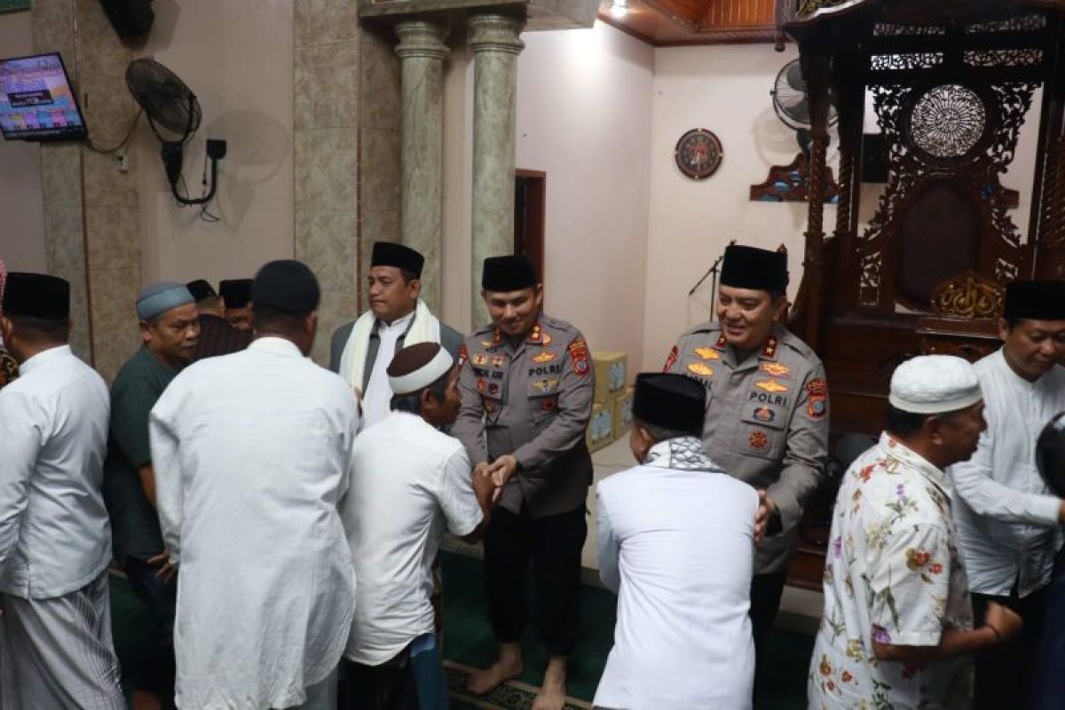 Kapolda Riau Safari Ramadhan ke Pelalawan dan beri bantuan