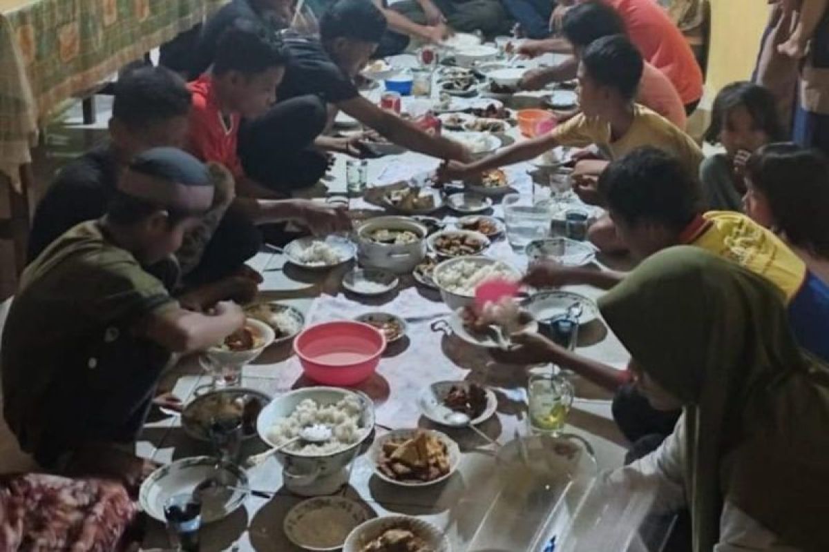 Warga Sepa Maluku Tengah lestarikan tradisi sahur bersama tetangga selama Ramadhan