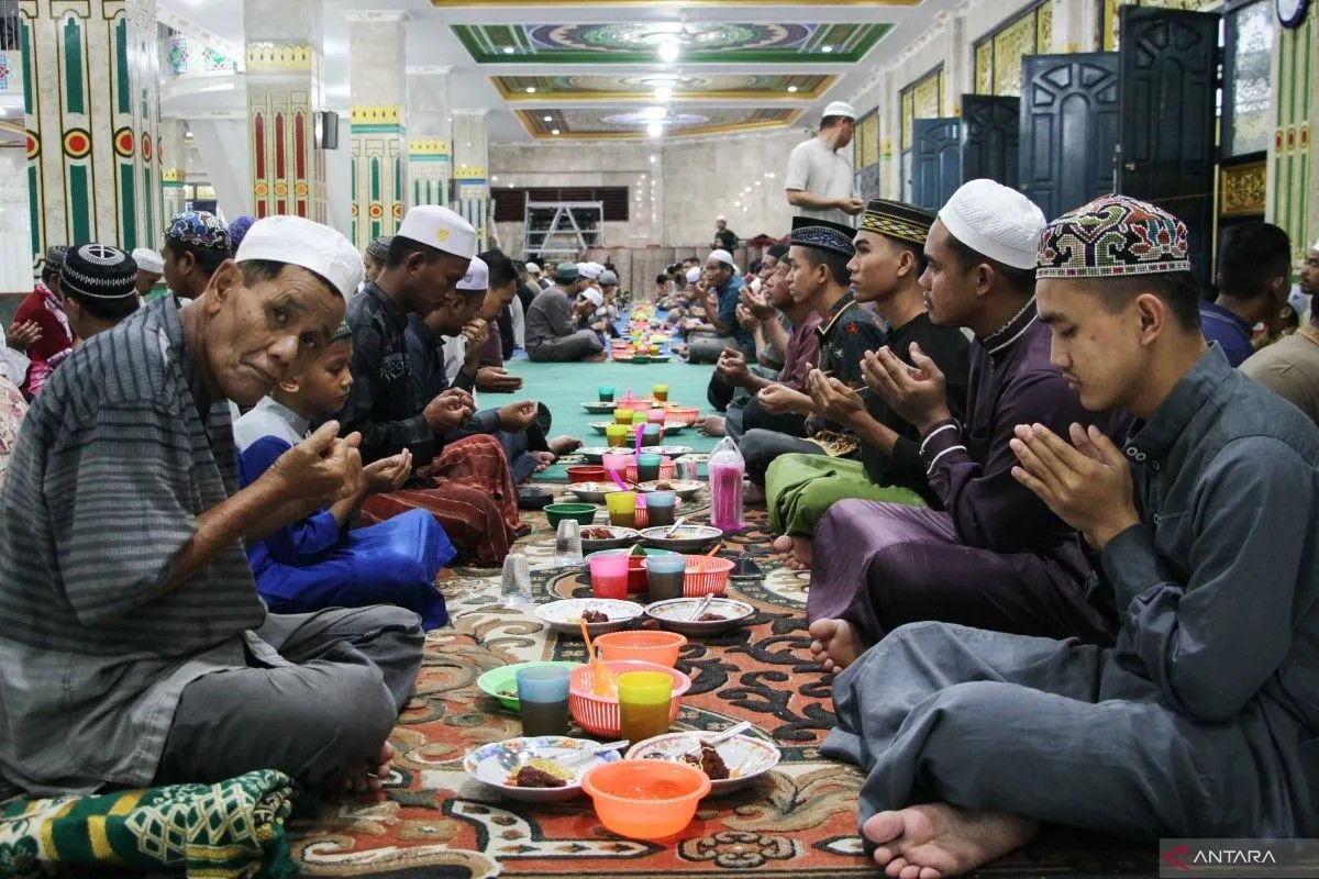 Bolehkah berbuka puasa langsung makan berat? Simak penjelasannya