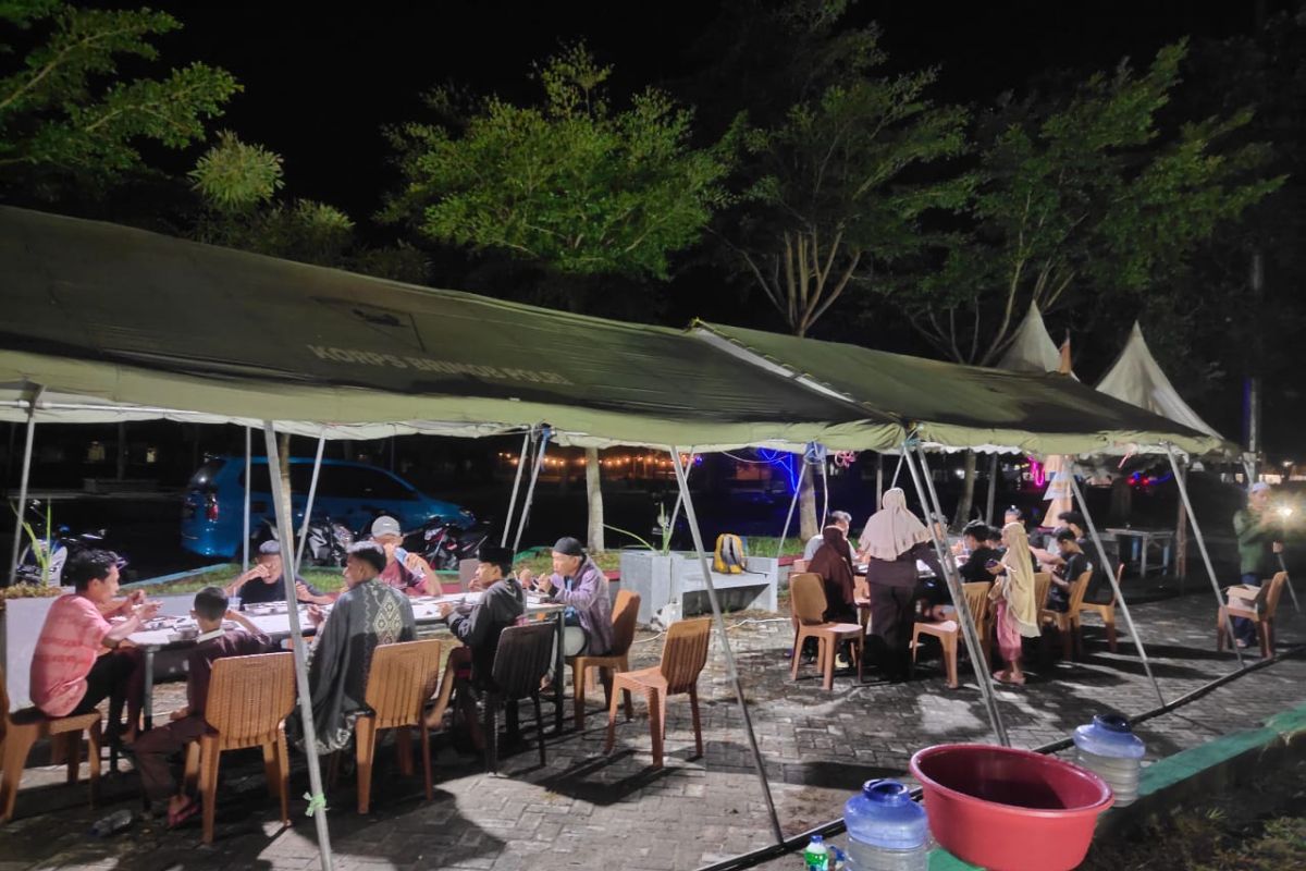Satgas Madago Raya sediakan makan sahur gratis bagi warga Poso