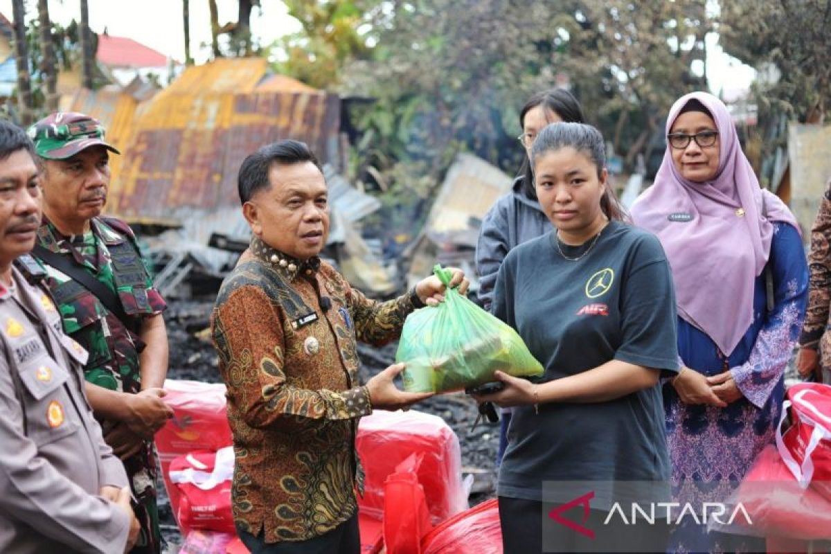 Bupati Meranti Asmar serahkan bantuan korban rumah terbakar