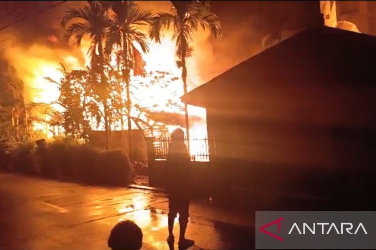 Rumah sewa tiga pintu di Meranti ludes terbakar