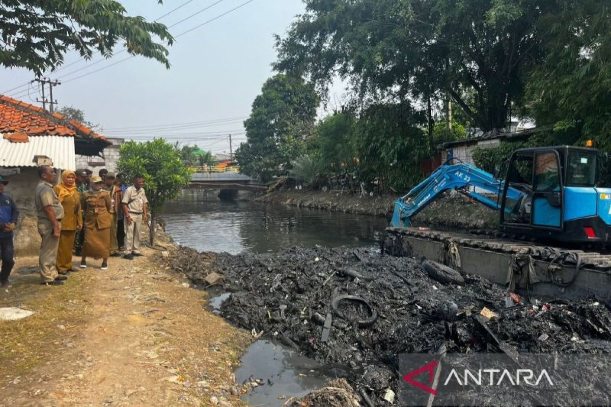 Pemkot Jakbar lanjutkan pengerukan sejumlah kali setelah banjir surut