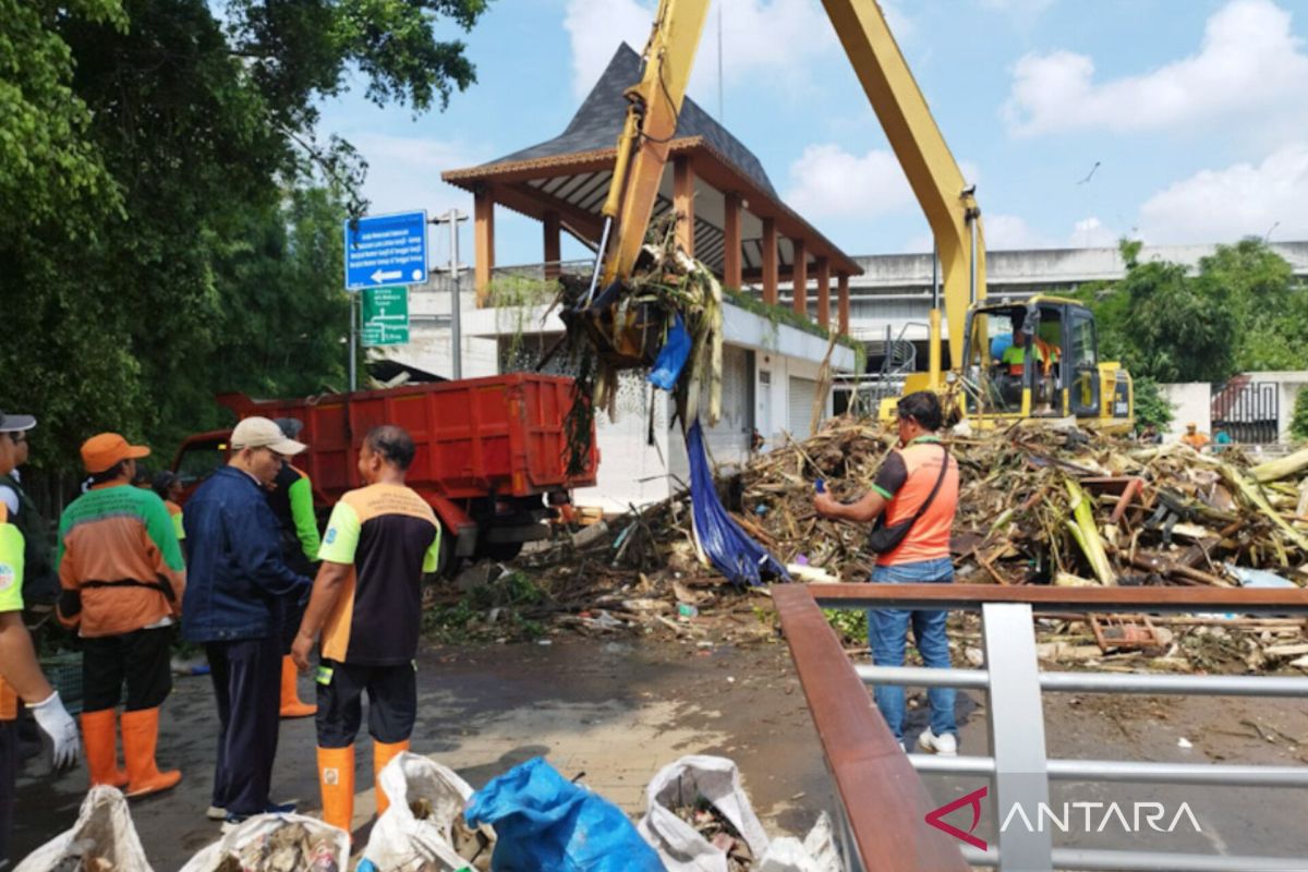 Jaktim kerahkan 285 personel bersihkan lokasi banjir