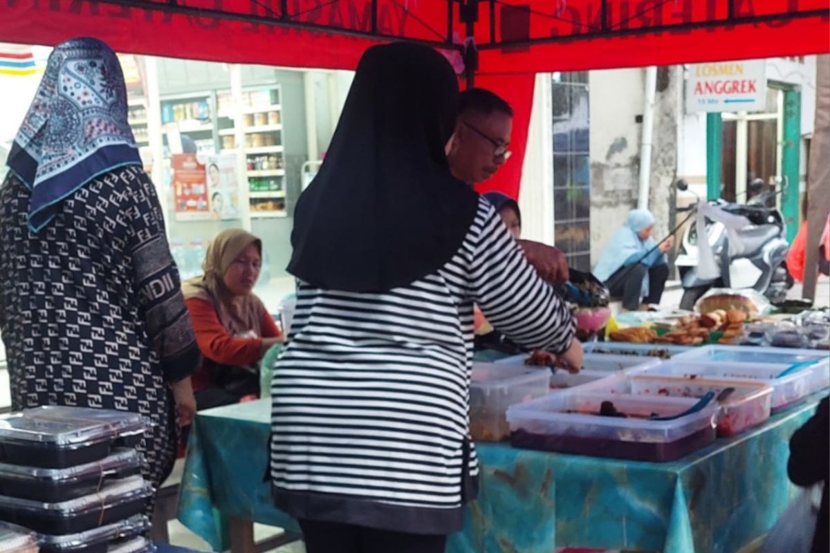 Sejumlah takjil favorit  dibeli warga Ternate jelang berbuka