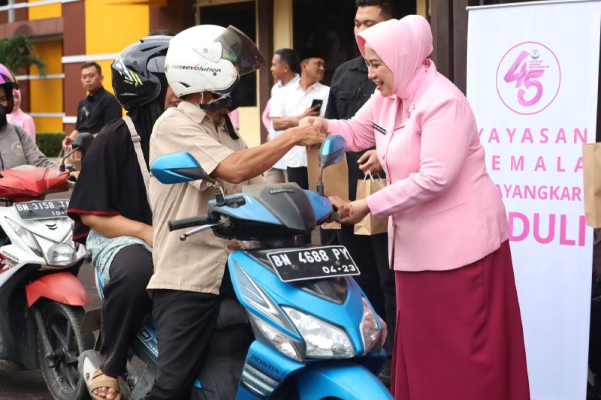 Ketua Bhayangkari Daerah Babel bagikan 350 paket takjil untuk masyarakat