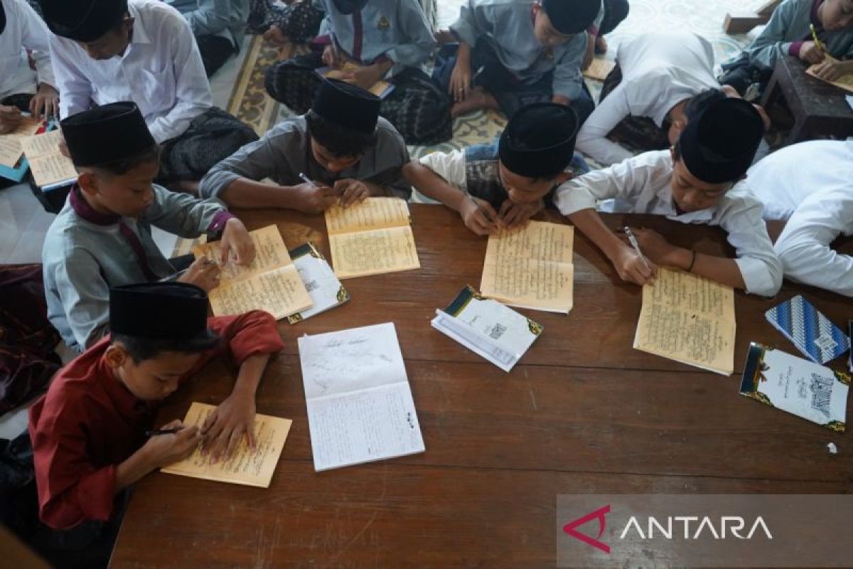 Santri ngabuburit ngaji Kitab Kuning di Ponpes Al Musthofa Temanggung