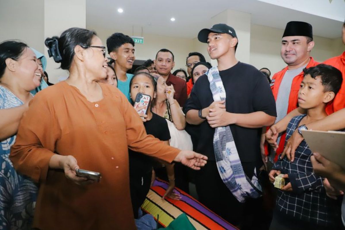 Kaesang beri bantuan sembako untuk korban banjir di Pengadegan