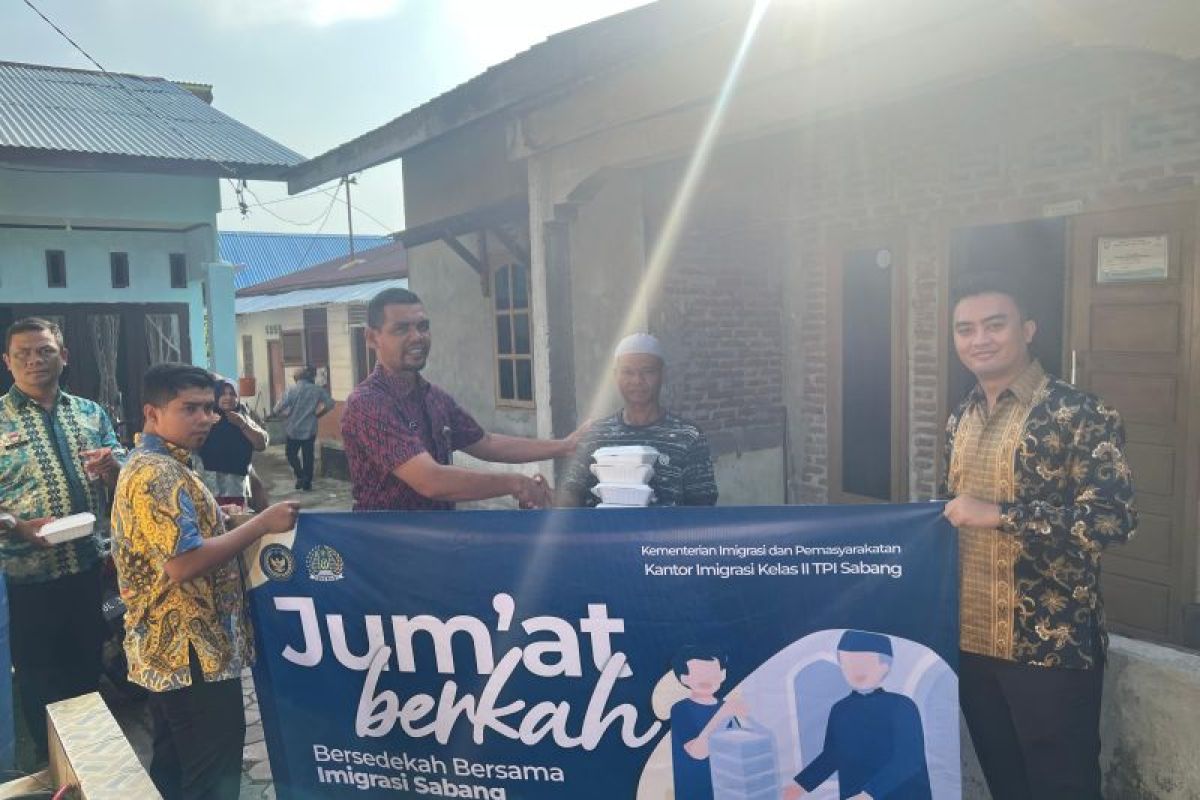 Jumat Berkah, Imigrasi Sabang bagikan makanan bergizi