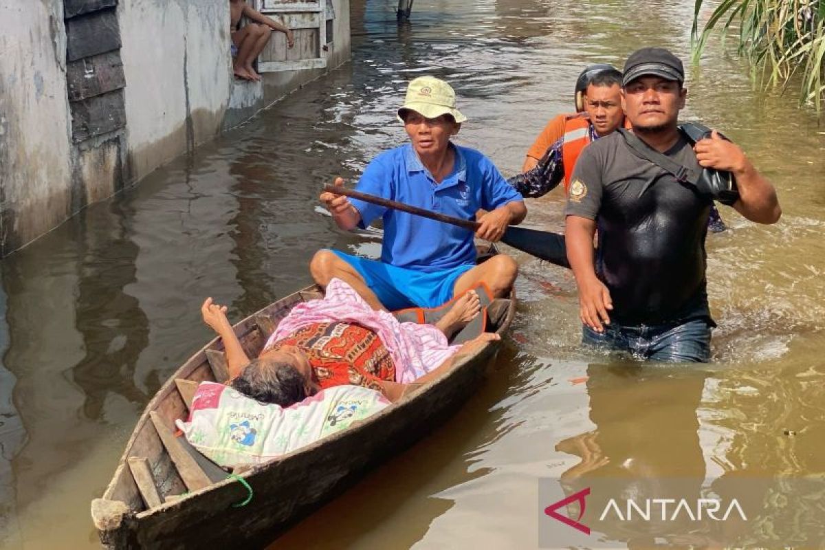 Banjir setinggi dada rendam Rumbai, ribuan warga mengungsi ke posko darurat