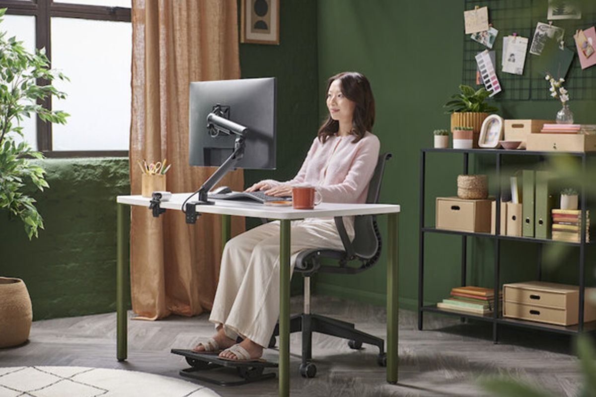 Colebrook Bosson Saunders Menggagas Kembali Lengan Monitor Flo untuk Workstation Ergonomis Siap Masa Depan