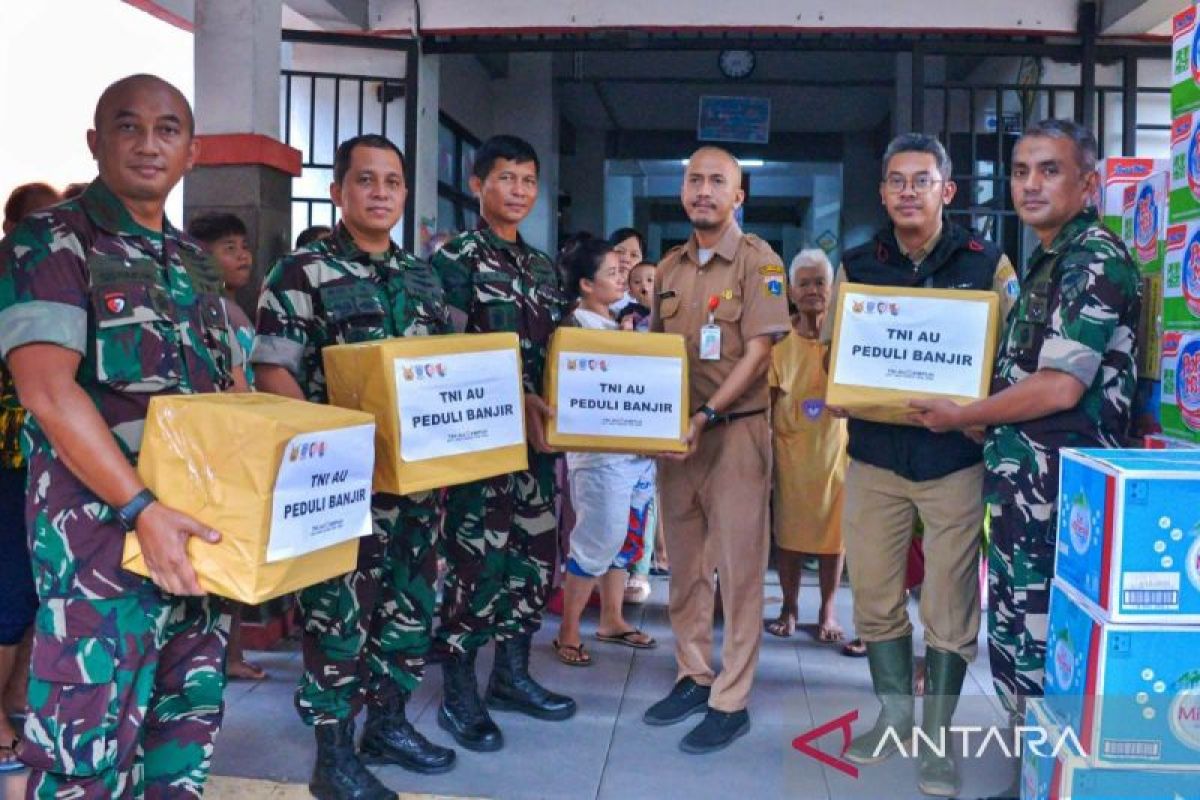 TNI AU berikan bantuan makanan dan peralatan bayi untuk korban banjir