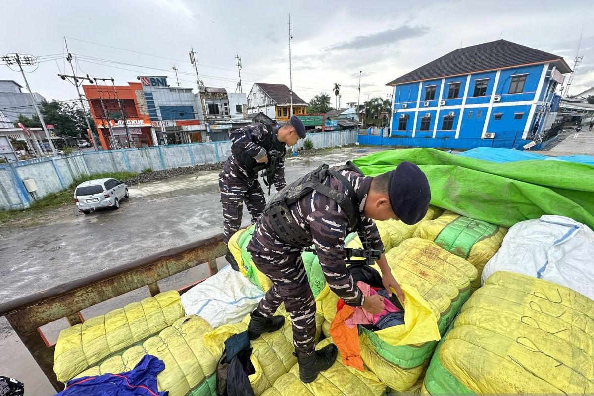 TNI AL menggagalkan penyelundupan pakaian bekas ilegal dari Malaysia