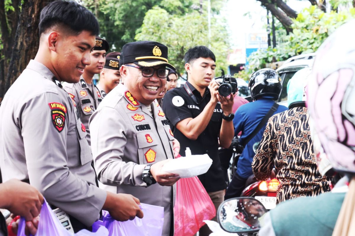 Kapolresta Banjarmasin sampaikan pesan kamtibmas ketika berbagi takjil