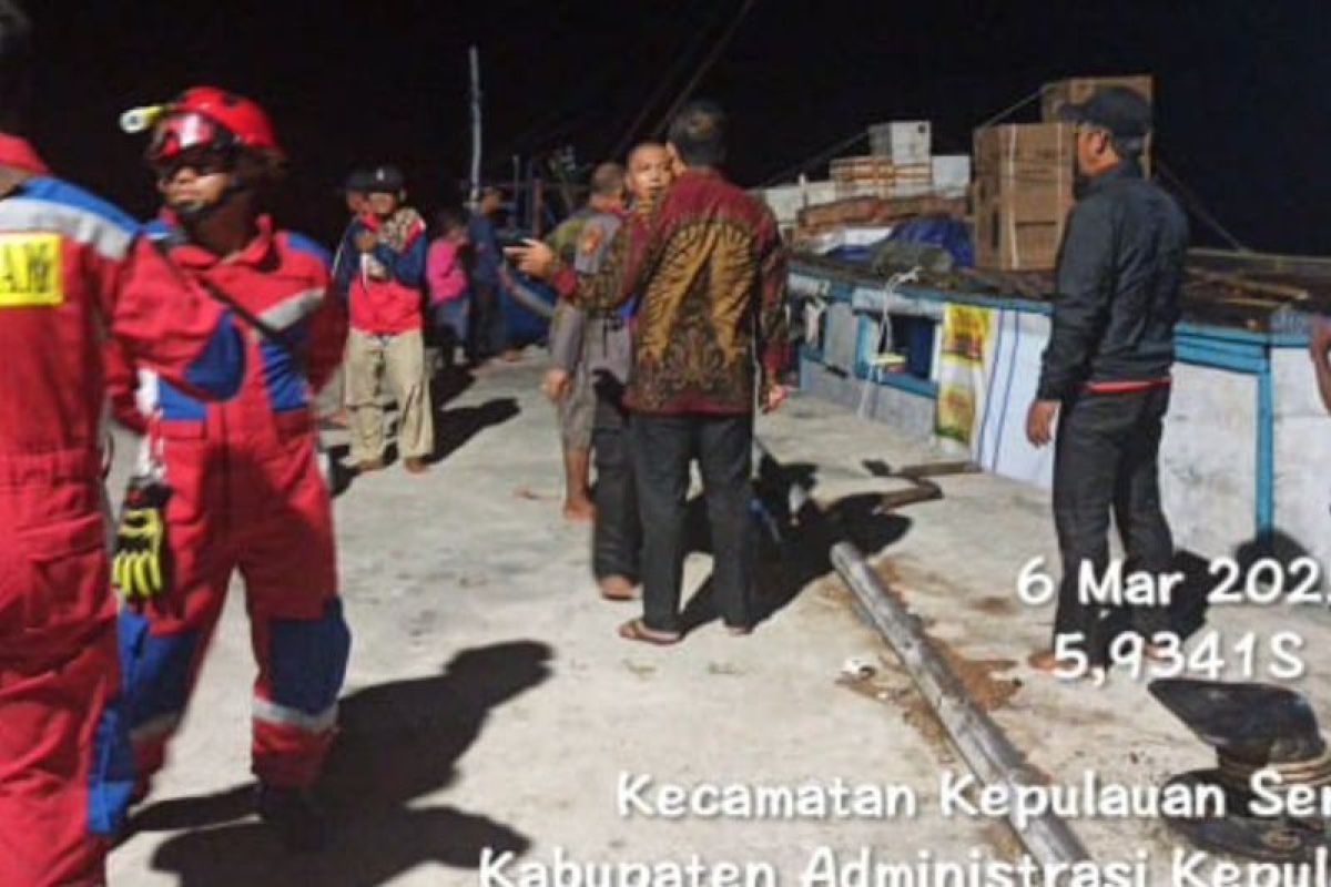 Tim gabungan evakuasi kapal rusak di Pulau Tikus Kepulauan Seribu