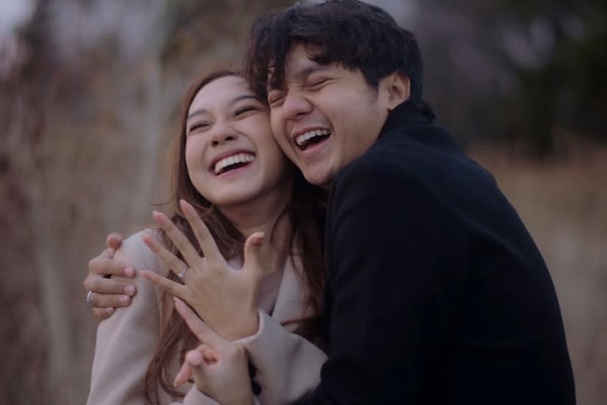 Momen mengharukan Arbani Yasiz melamar Raissa Ramadhani dengan latar Sungai Tokyo.