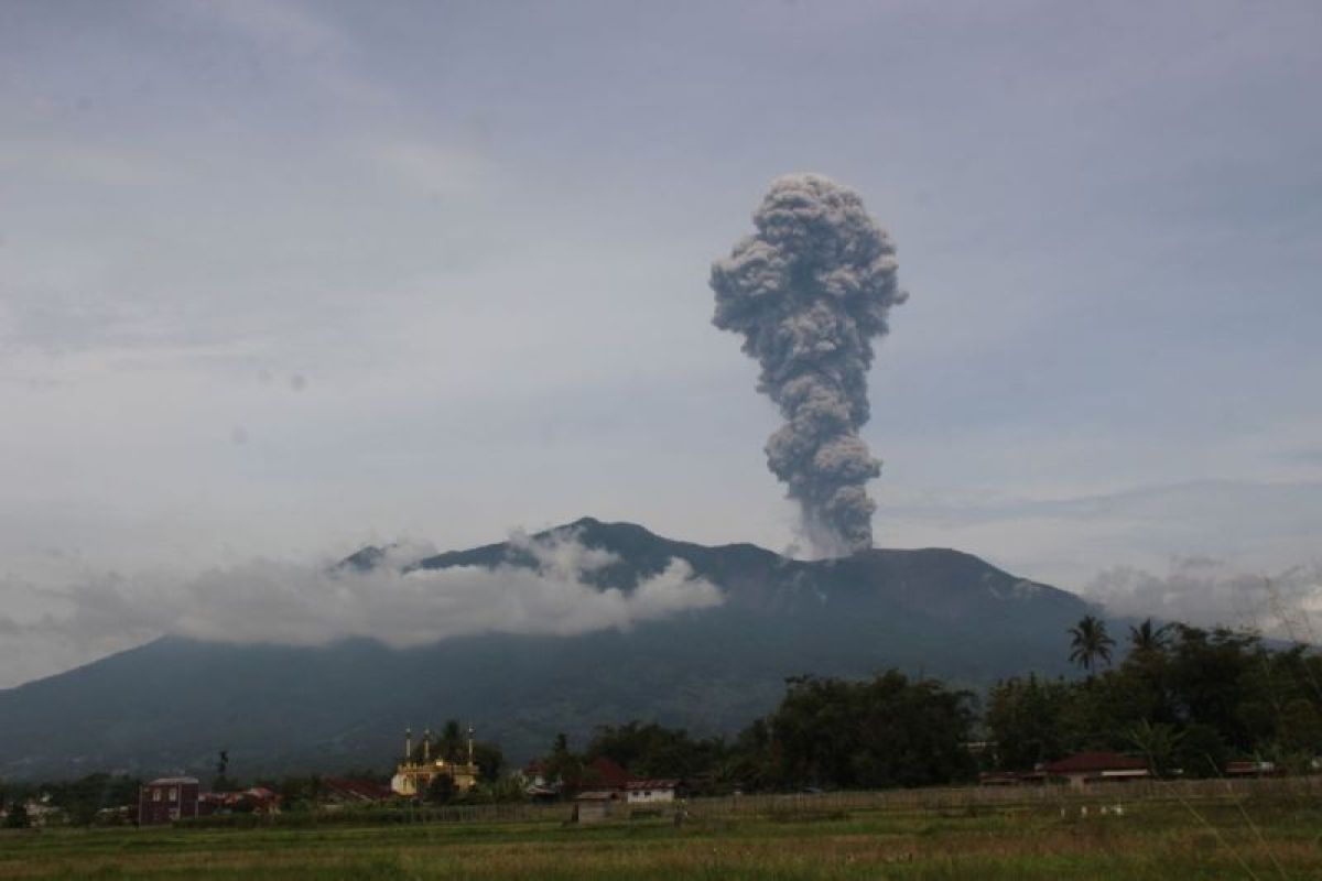 Gunung Marapi Sumatera Barat erupsi dengan tinggi abu vulkanik capai 1.200 meter