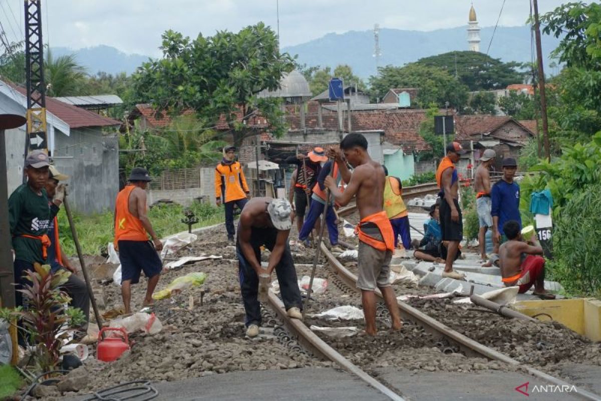 Daop Madiun percepat perbaikan prasarana jelang angkutan Lebaran 2025