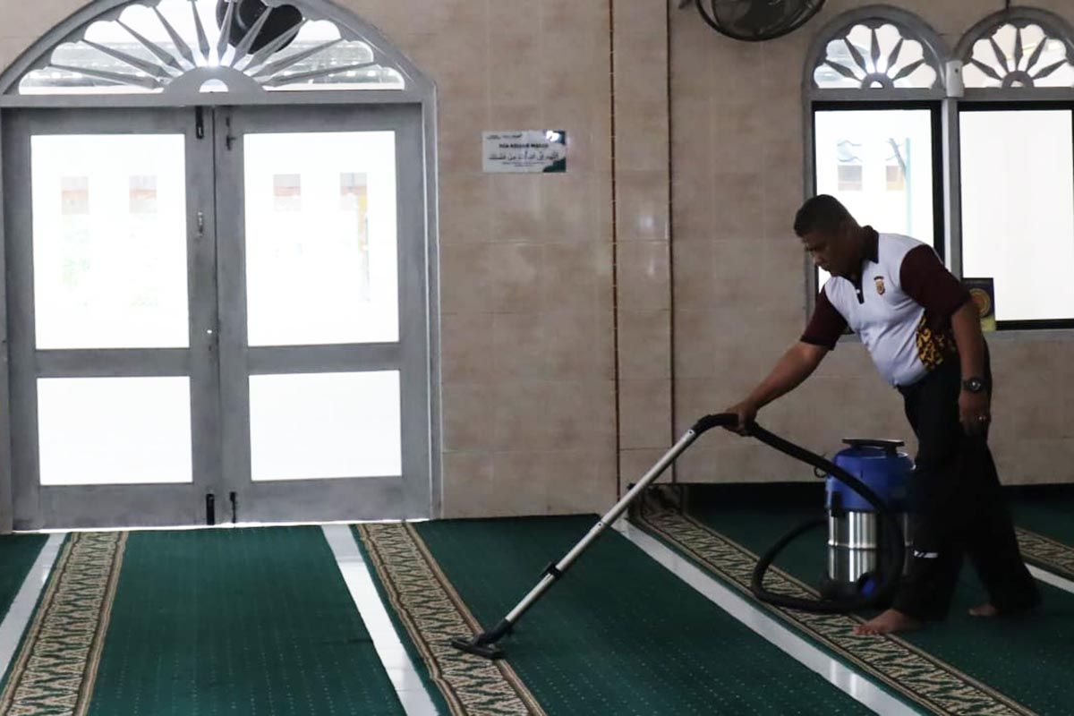 Polres Aceh Tamiang bersihkan masjid dalam bakti sosial Ramadhan