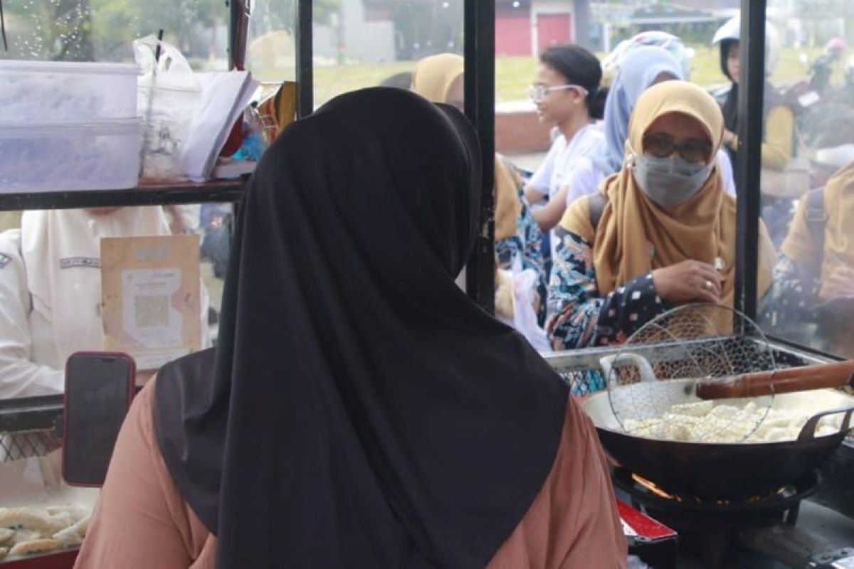 Dinkes PPKB Kota Madiun periksa kandungan jajanan takjil PKL