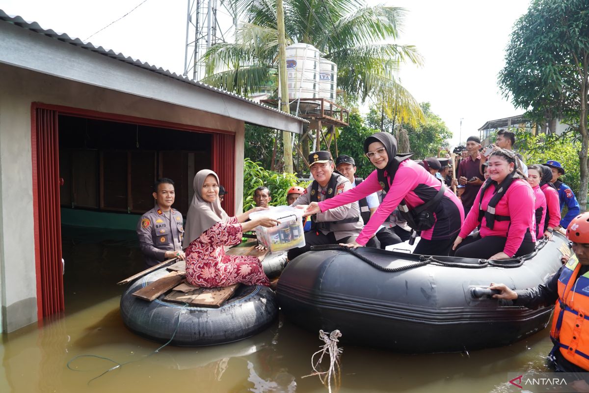 Kapolda Riau tinjau lokasi banjir di Rumbai, pastikan warga terdampak ditangani