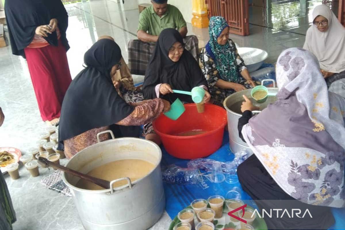 Pengurus masjid di Simeulue bagikan 500 takjil setiap pekan