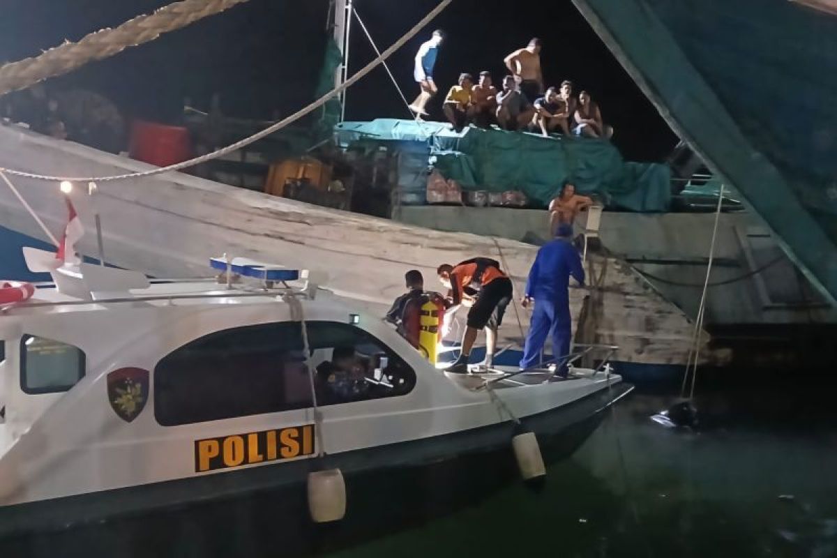 Tim SAR gabungan evakuasi korban mobil terjun ke laut di pelantar II Tanjungpinang