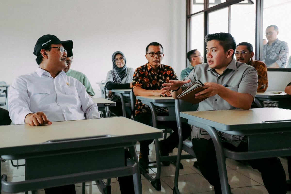 Menteri Mengunjungi Lokasi Rencana Program Sekolah Gratis di Bekasi