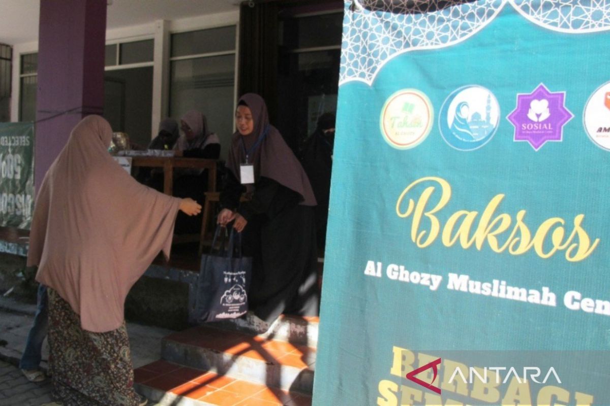 Tahsin Al Ghozi bagikan 1.100 paket sembako untuk guru Quran di Bogor