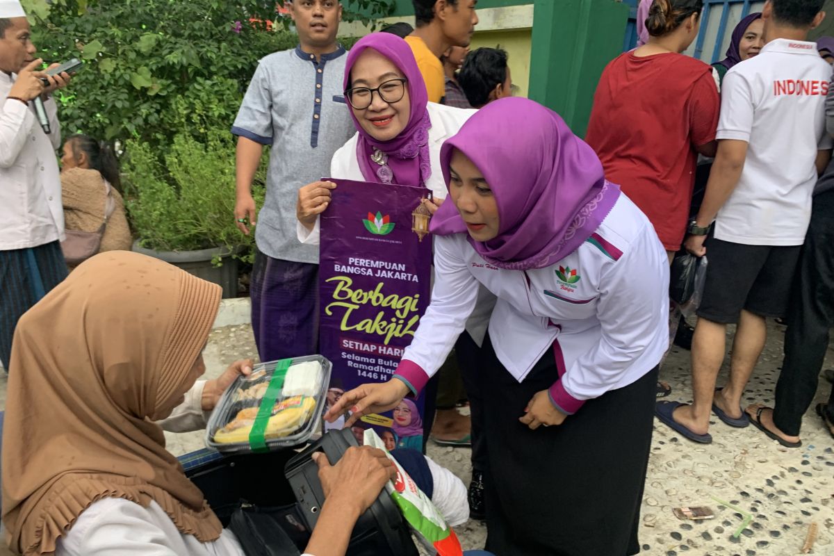 Perempuan Bangsa bagikan paket makanan berbuka puasa di Muara Angke