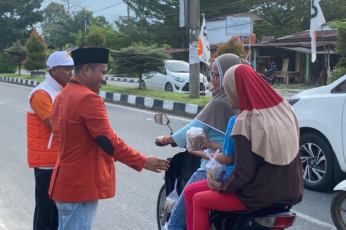 Anggota DPRD Kampar bagikan 1000 takjil ke pengguna jalan