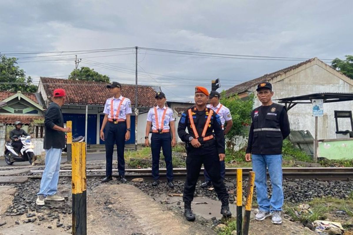KAI Divre IV ingatkan warga tak lakukan aktivitas di sekitar jalur kereta
