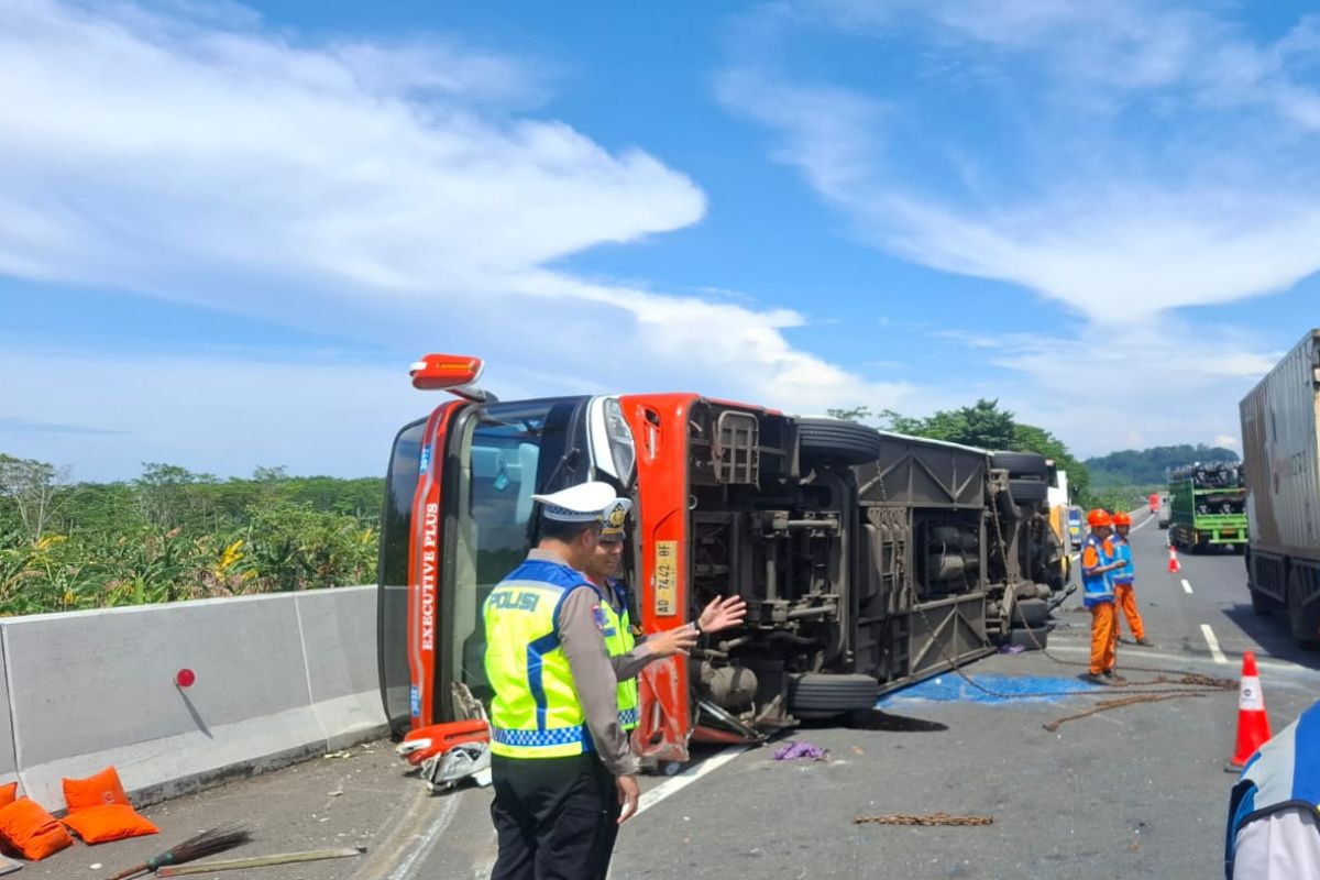 Bus Rosalia Indah terguling di ruas tol Semarang-Batang