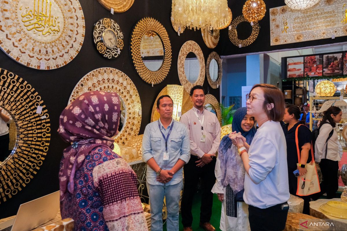 Govt supports furniture and craft business to expand global market