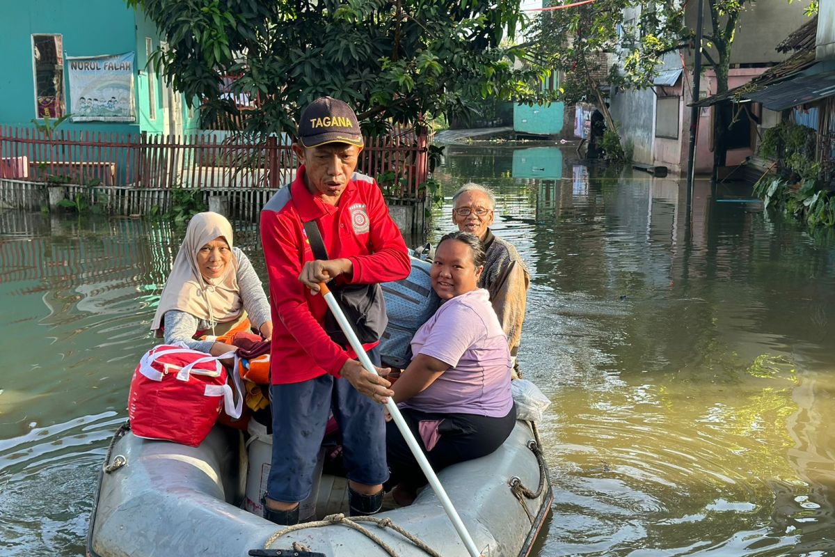 Ministry distributes aid for Bandung flood victims