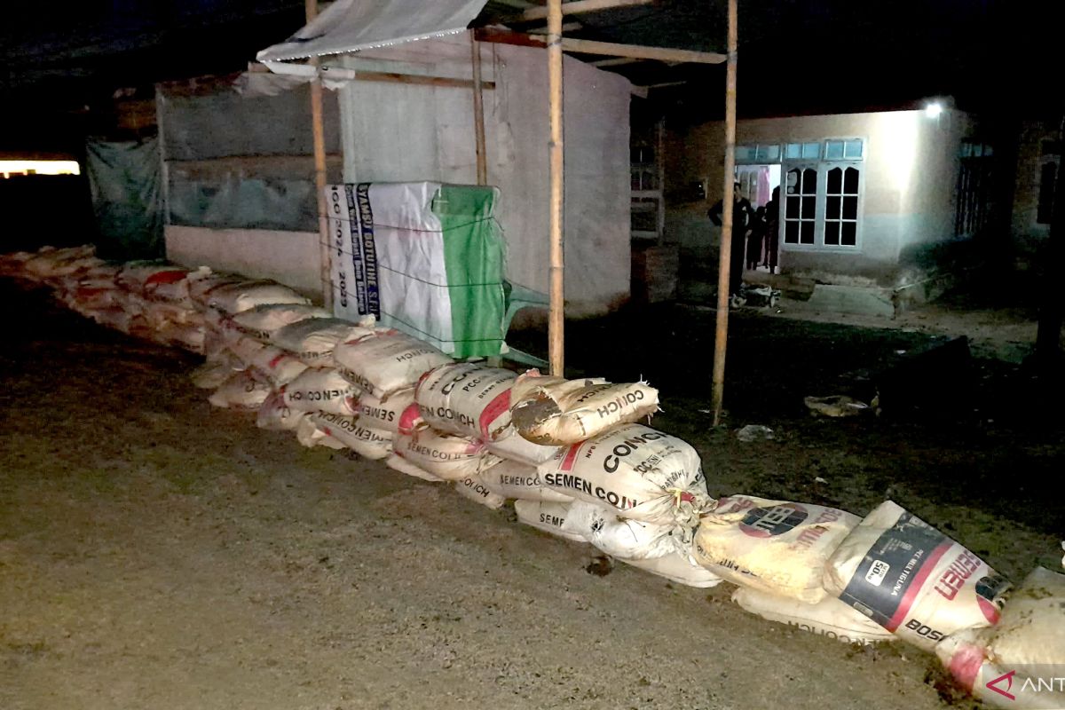 Warga Desa Tanah Putih bangun tanggul darurat antisipasi banjir