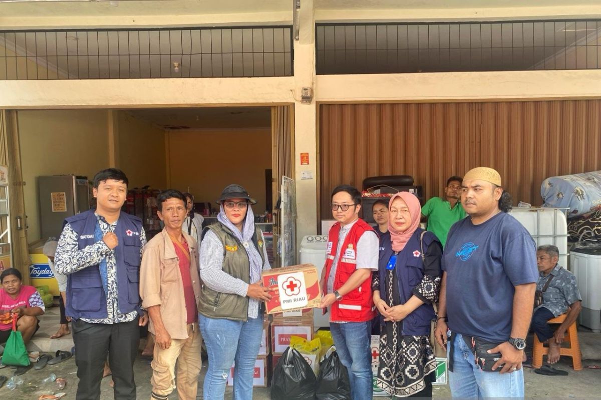 PMI Riau salurkan bantuan makanan bagi korban banjir Rumbai