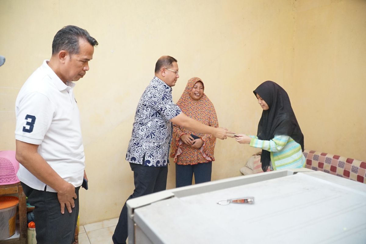 Kadindik Jatim sampaikan bantuan gubernur untuk siswa putus sekolah