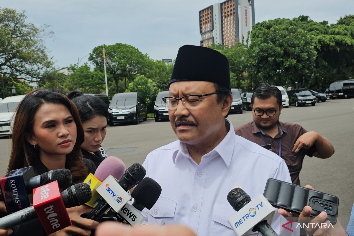 Prabowo summons ministers to discuss free schools program