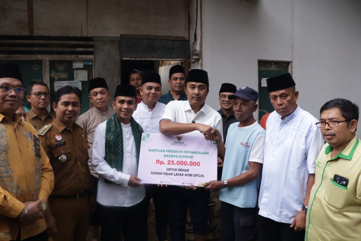 Wagub Sumbar dan Wawako Payakumbuh serahkan bantuan rumah layak huni