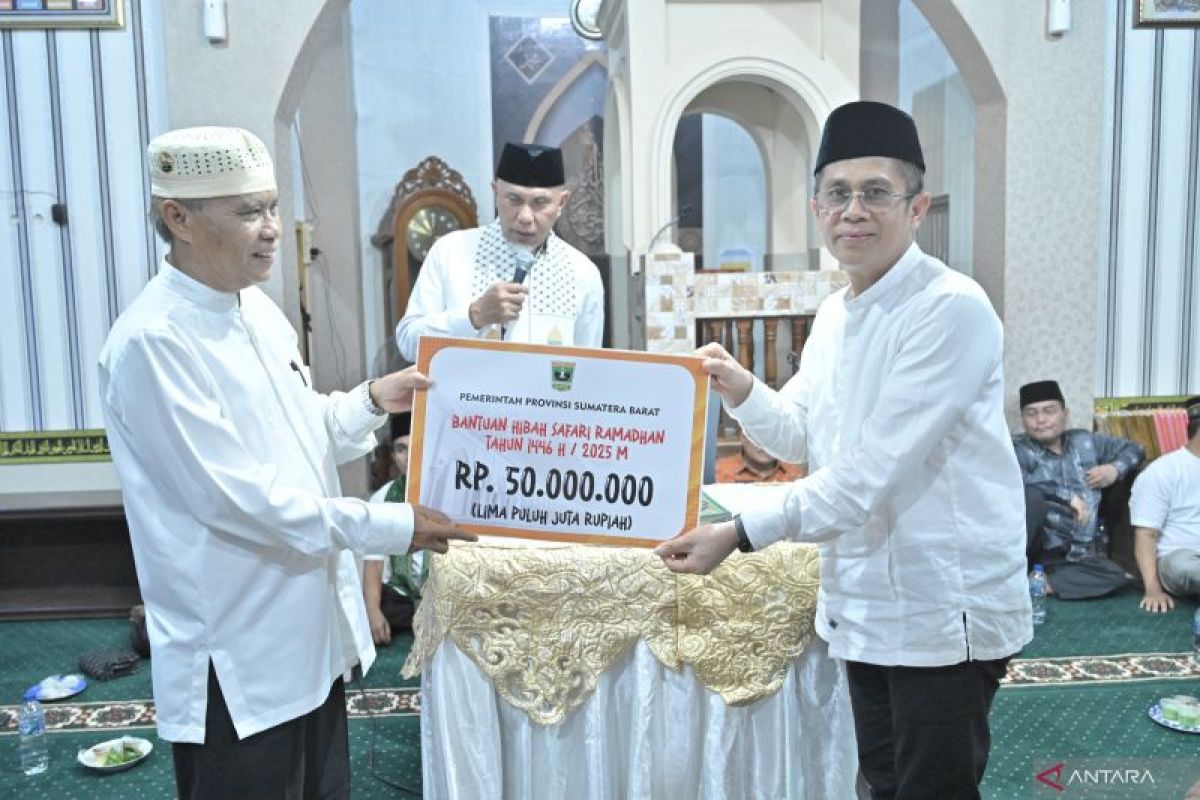 Salurkan Bantuan Rehab Rumah Warga di Agam, Gubernur Mahyeldi Berpesan Agar Pendidikan Anak Terus Diperhatikan