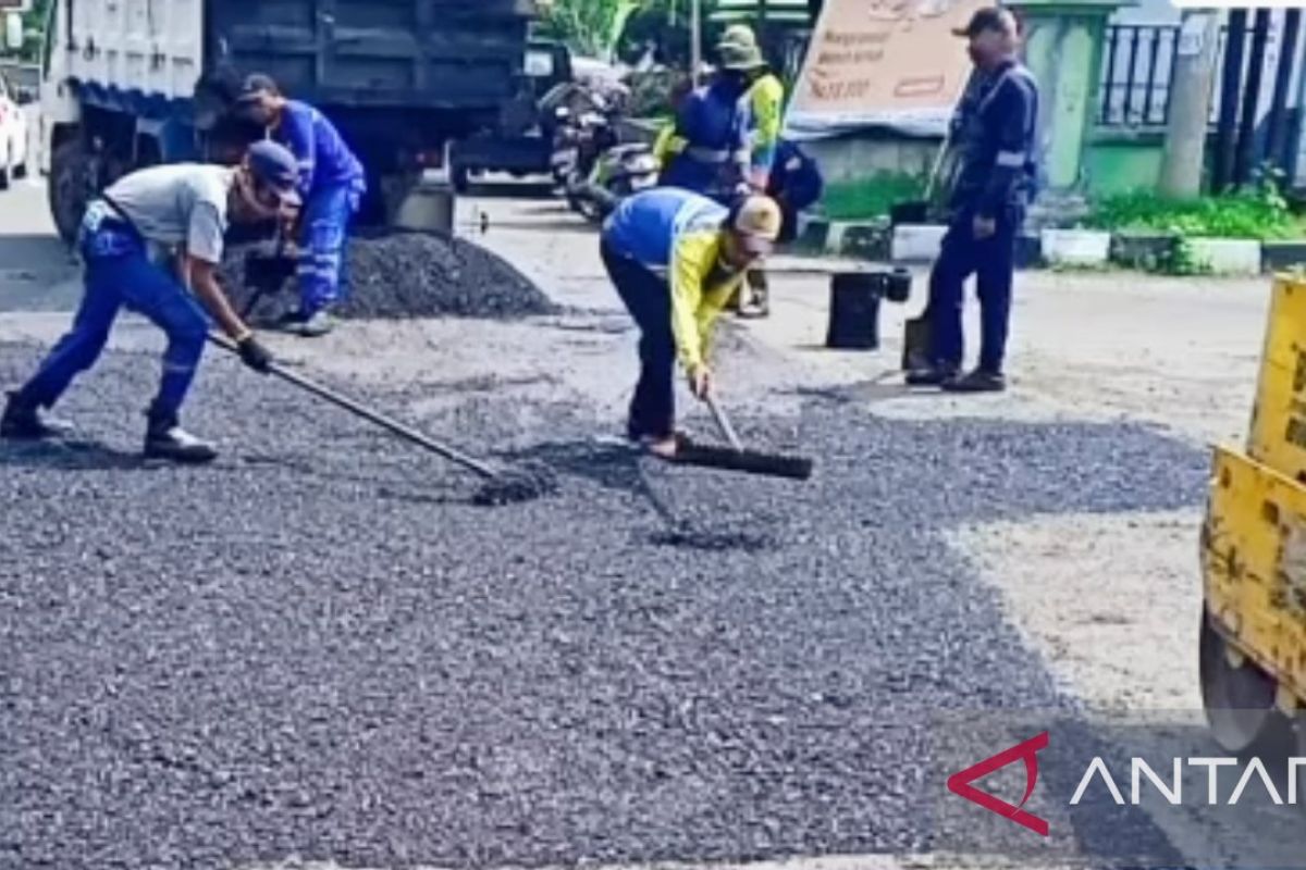Pemkab Karawang mulai lakukan perbaikan jalur mudik Lebaran 2025