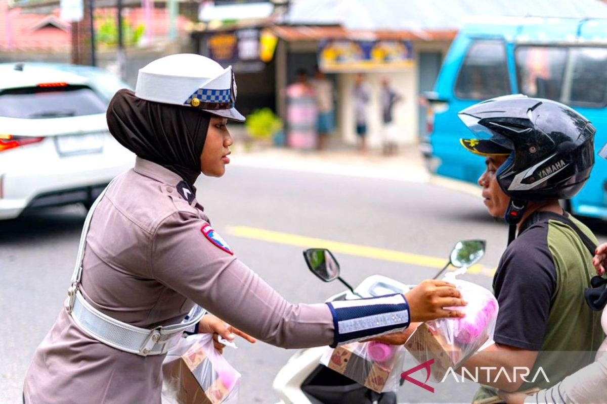 Ditlantas Polda Gorontalo bagi-bagi jajanan buka puasa