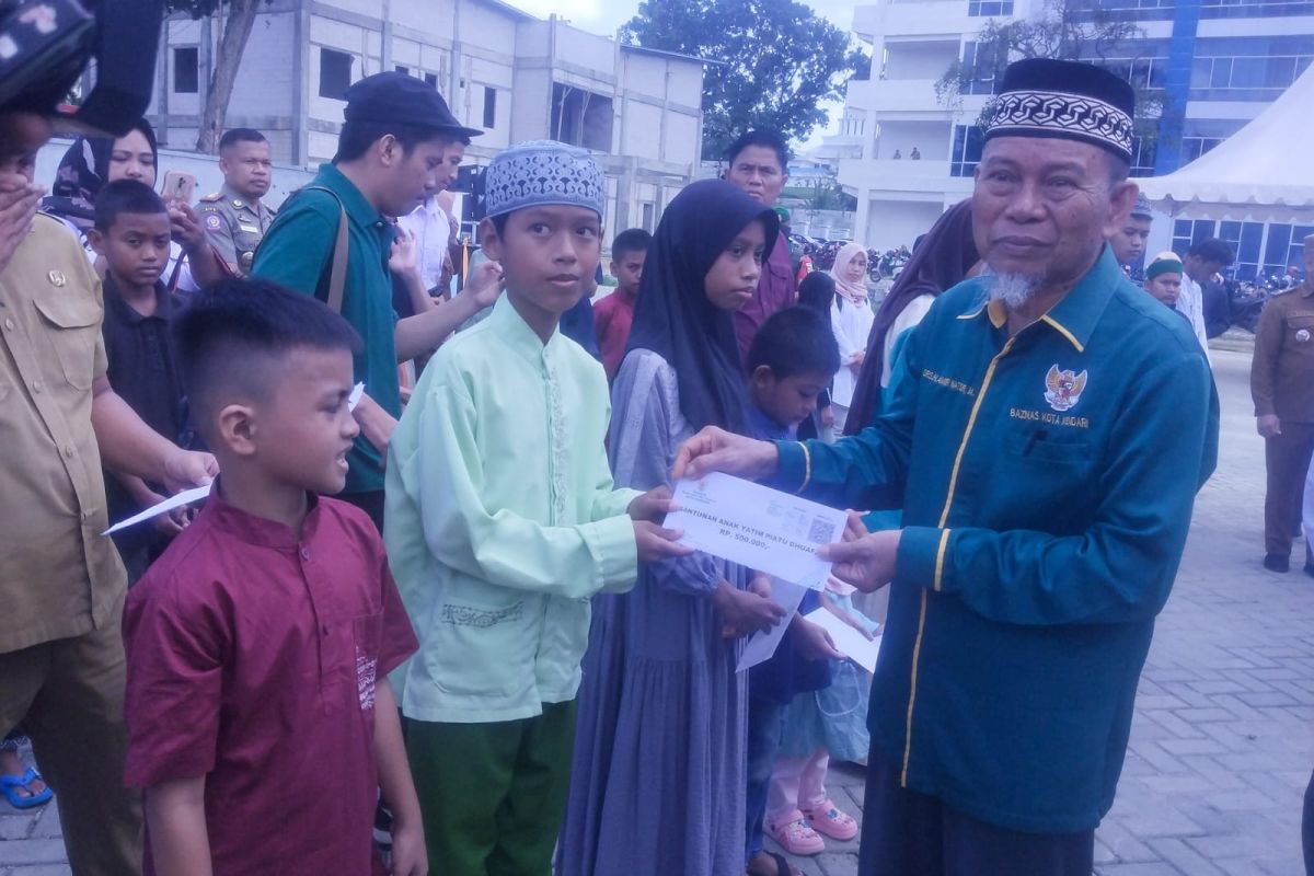 Baznas salurkan santunan ke anak yatim piatu di Kendari