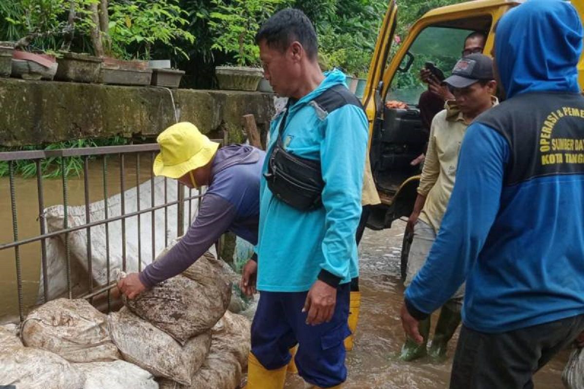 BPBD Kota Tangerang pantau tanggul, pastikan tidak ada kebocoran